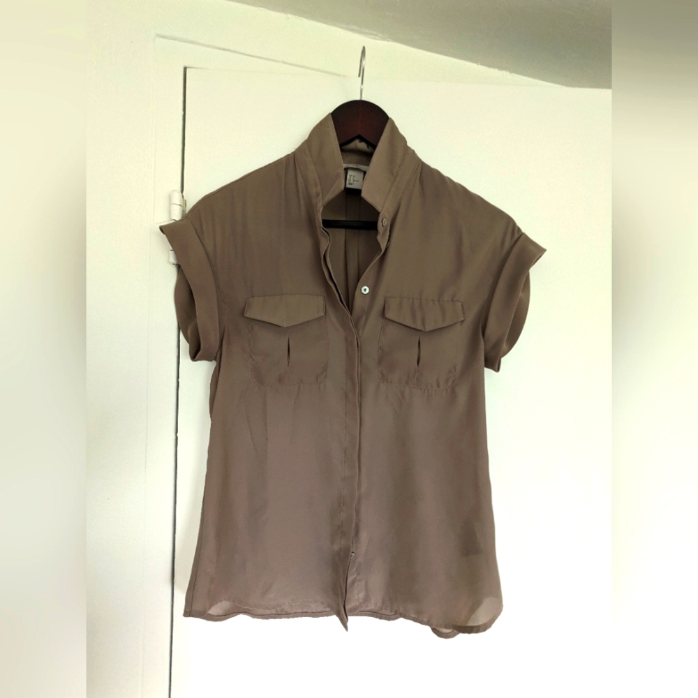 Short sleeve button down